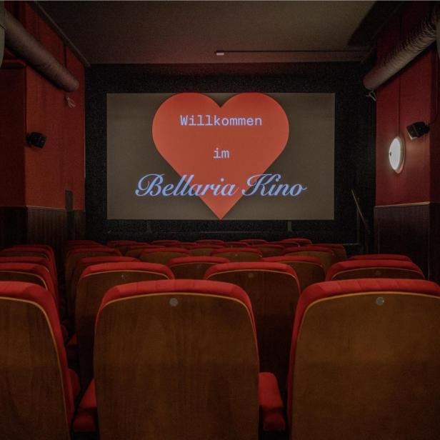 Kinosaal mit "Willkommen im Bellaria Kino" auf der Leinwand 