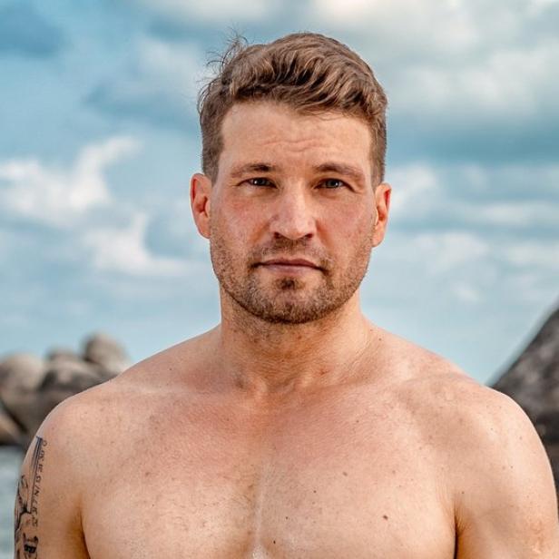 Raúl Richter mit nacktem Oberkörper am Strand