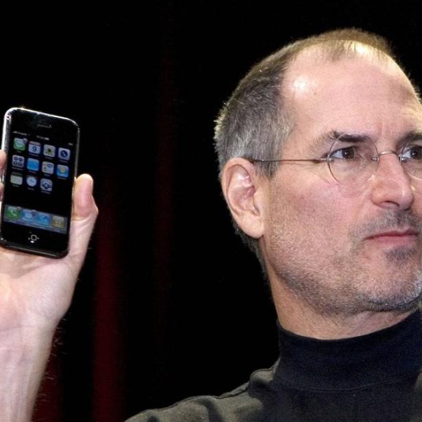 Steve Jobs präsentiert das erste iPhone