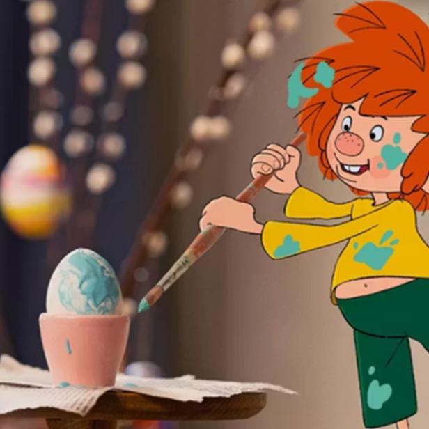 Pumuckl bemalt ein Osterei