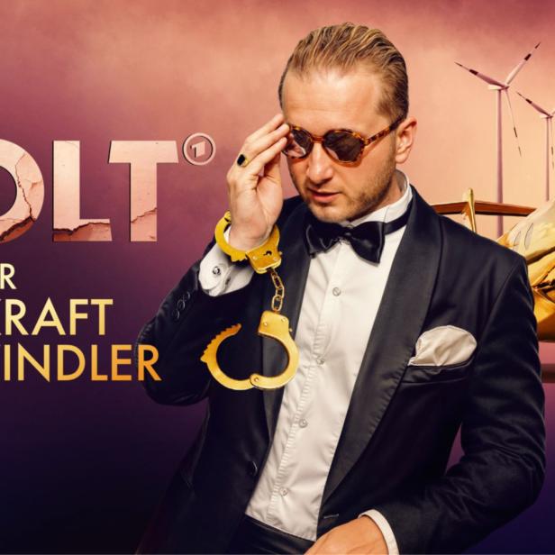 Mann im Anzug mit goldener Handschelle ums Handgelenk - im Hintergrund vergoldeter Jet und goldene Windräder