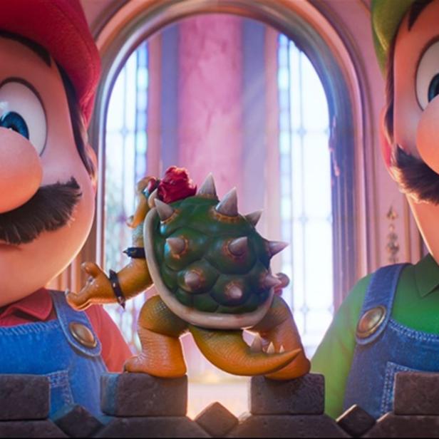 Super Mario und Luigi betrachten geschrumpften Bowser