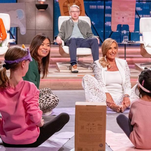 Investorin Dagmar Wöhrl nimmt am Kinder-Yoga teil