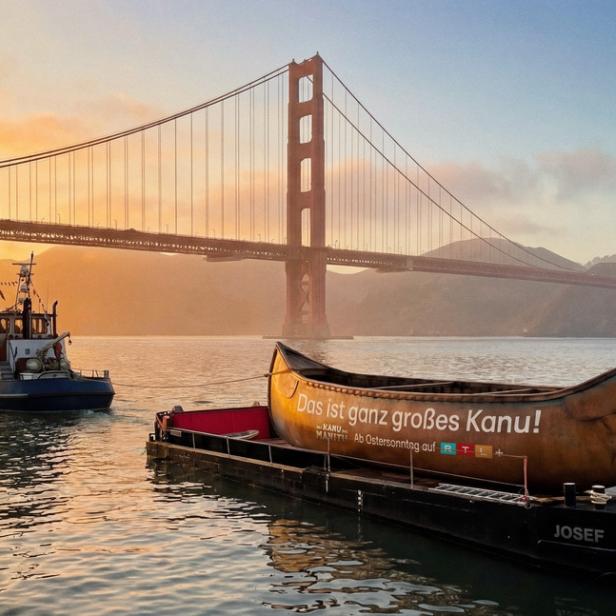 Ein ganz großes Kanu auf einem Schiff unterwegs vor Kulisse der Golden Gate Bridge