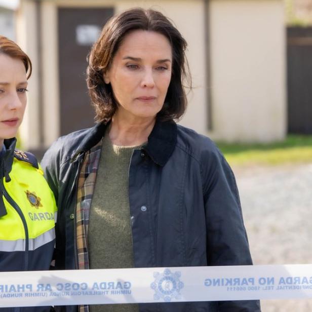 Zwei Ermittlerinnen stehen vor Absperrband am Tatort