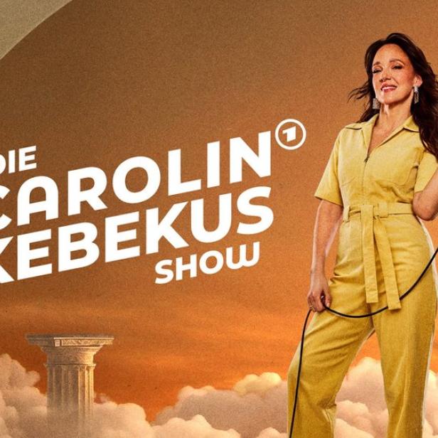 Carolin Kebekus lässt lässig ein Mikro an der Schnur baumeln