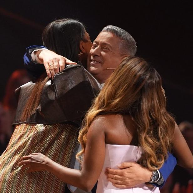 Joachim Llambi umarmt zwei Teilnehmerinnen bei "Let's Dance".