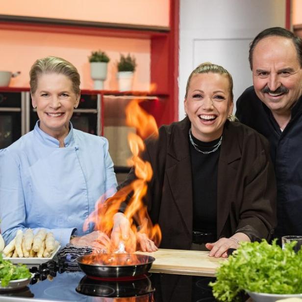 Cornelia Poletto (l.), Zora Klipp (M.) und Johann Lafer in der TV-Küche