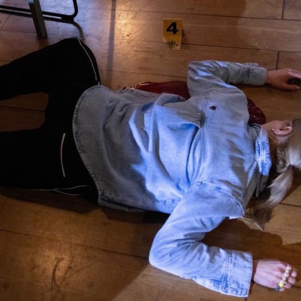 Ein weibliches Mordopfer liegt verdreht mit dem Gesicht nach unten auf dem Boden