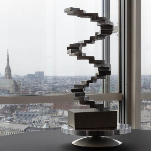 Österreichischer Filmpreis steht vor Panoramafenster mit Blick von oben auf Wiener Innenstadt