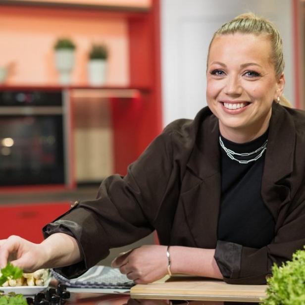 Moderatorin Zora Klipp in der TV-Küche