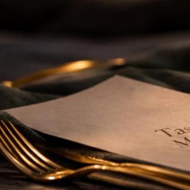 Gabel liegt neben Serviette, auf der Tasting Movies steht