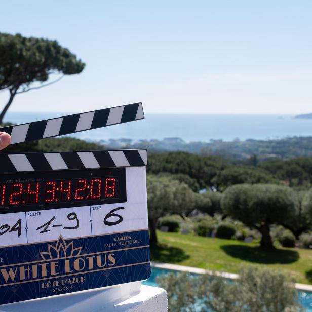 Filmklappe vor mediterraner Landschaft