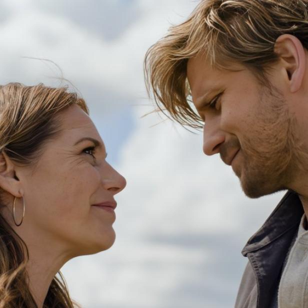 Felicitas Woll als Beke Rieper und Steve Windolf als Paul Harms blicken einander in die Augen