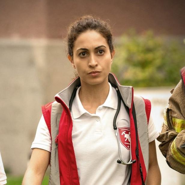 Sabrina Amali als  Dr. Nina Haddad auf dem Weg zu einem Einsatz