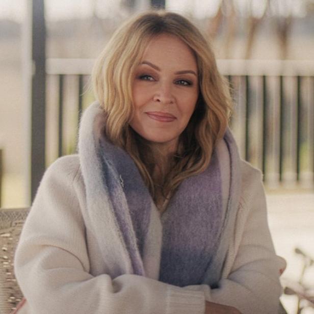 Australische Pop-Ikone Kylie Minogue sitzt auf einer Veranda