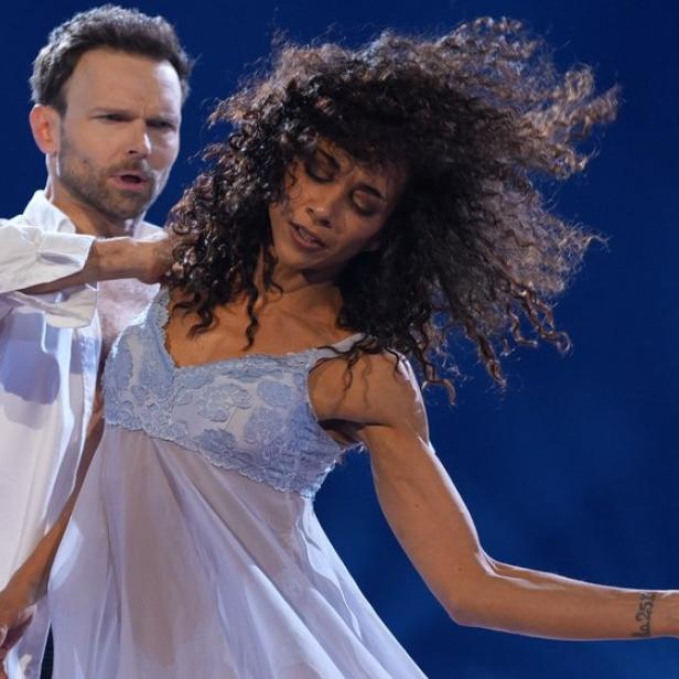 Nadja Benaissa mit Partner Vadim Garbuzov bei ihrem Tanzauftritt