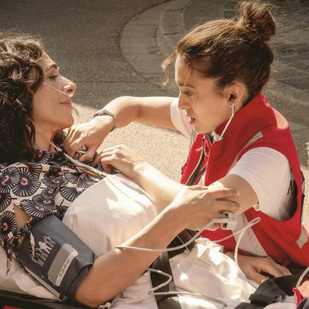 Notärztin Dr. Nina Haddad (Sabrina Amali, M.) behandelt ihre Mutter (Ilknur Boyraz, l.) 