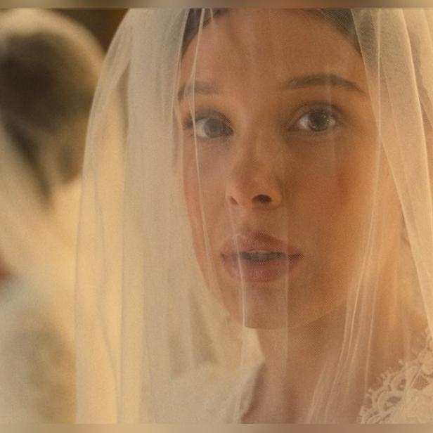 Millie Bobby Brown als Enola Holmes mit Brautschleier