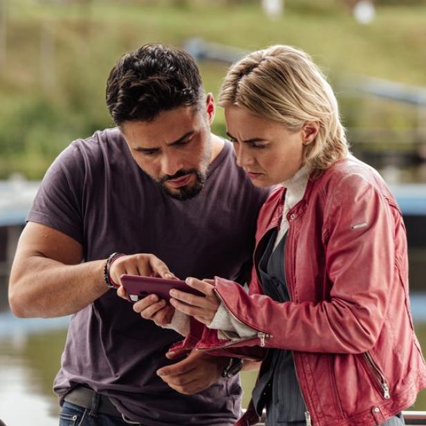 Tayfun Can (Aram Arami, l.) und Elisa Santori (Olga von Luckwald) finden eine Spur