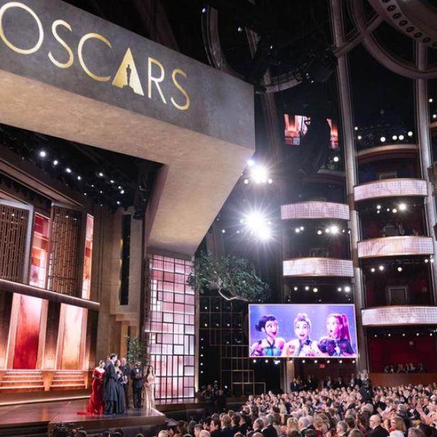 Blick in vollbesetzten Theaterraum un auf ie Bühne während Oscar-Verleihung