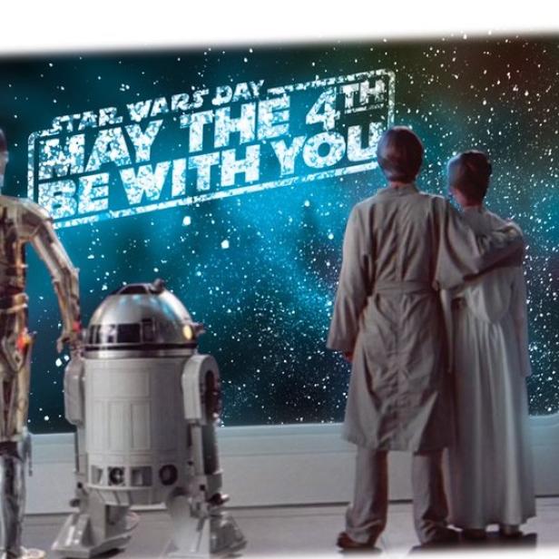 "Star Wars"-Figuren betrachten Schriftzug "May the Fourth be with you"