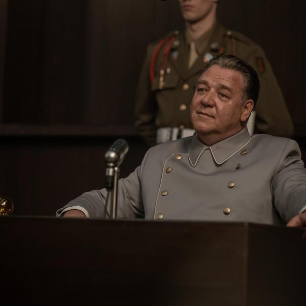 Russell Crowe sitzt als Hermann Göring auf der Anklagebank