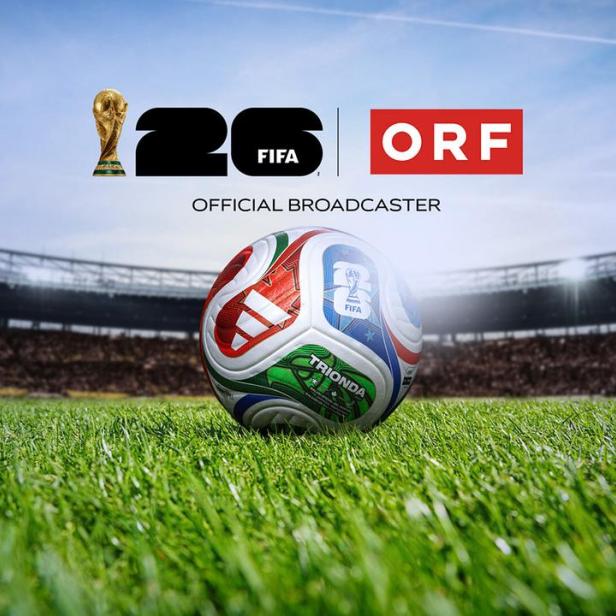 Fußball auf Rasen in leerem Stadion