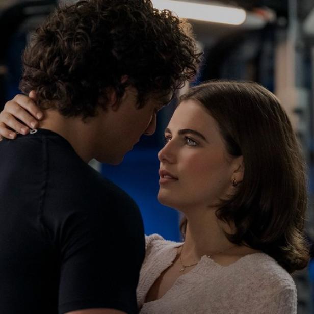Belmont Cameli und Ella Bright in ihren Serienrollen