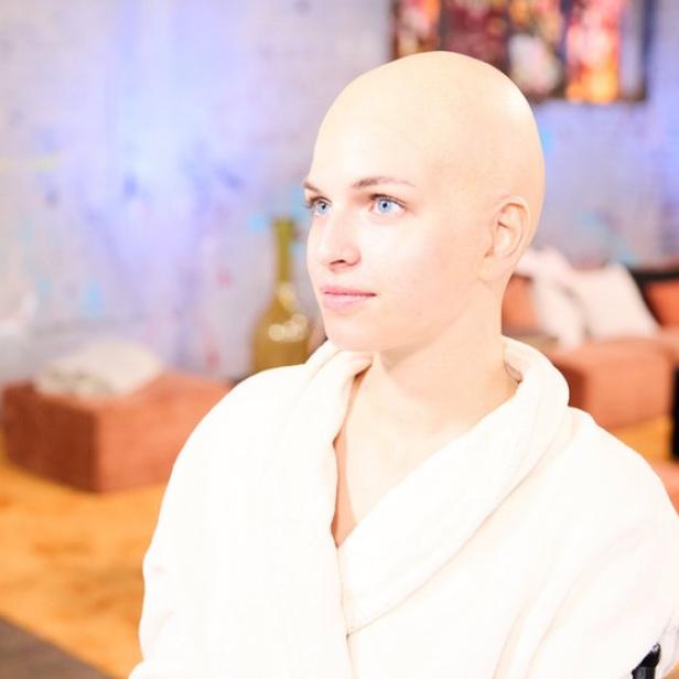 Model Anna trägt nach Umstyling eine Glatze