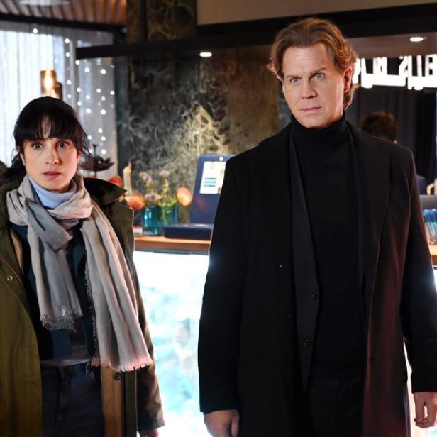Ermittler Caspar Bergmann (Thomas Heinze) und Annabell Lorenz (Stephanie Stumph) in einer Hotellobby