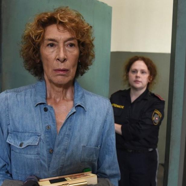 Adele Neuhauser in ihrer Rolle als verurteilte Society-Lady im Gefängnis