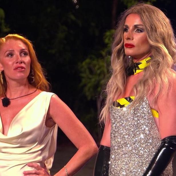 Georgina Fleur und Gino Bormann in Drag-Rolle Charlet stehen angespannt nebeneinander während der entscheidenden Nominierungsrunde bei "Kampf der RealityAllstars".