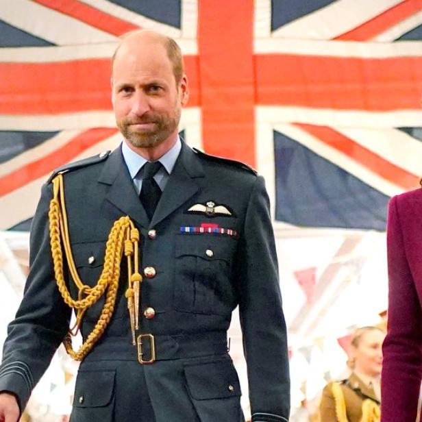 Prinz William in Uniform mit Kate und Prinz George vor der britischen Flagge.