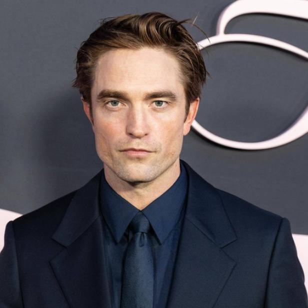 Robert Pattinson in Schwarz: Anzug, Hemd und Krawatte in diesen Farben