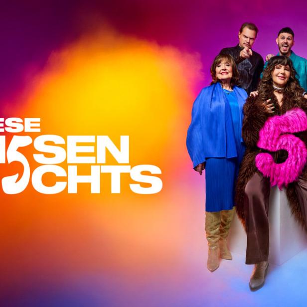 Sechs Personen posieren vor einem bunten Hintergrund mit dem Schriftzug „Diese Ochsenknechts“ und einer großen pinken Fünf.