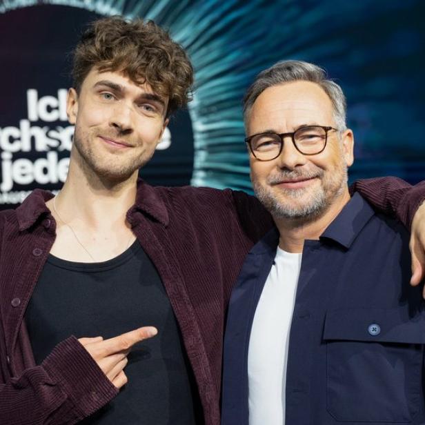 Timon Krause und Matthias Opdenhövel stehen nebeneinander vor einem dunklen Hintergrund mit dem Schriftzug „Ich durchschaue jeden“.
