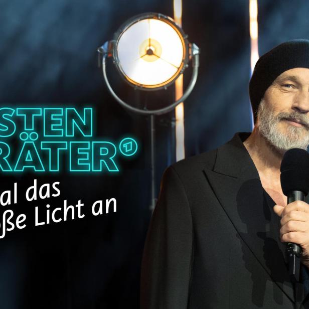 Torsten Sträter mit Mütze und Mikrofon vor zwei Scheinwerfern, dazu der Schriftzug „Torsten Sträter: Mach mal das große Licht an“.