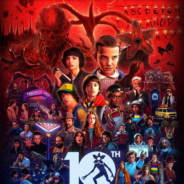 Ein Jubiläumsplakat zu Stranger Things zeigt die Hauptcharaktere, Vecna, den Demogorgon und ikonische Schauplätze vor einem rot-blauen Hintergrund.