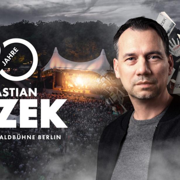 Sebastian Fitzek vor der Kulisse der Waldbühne Berlin anlässlich seines 20-jährigen Jubiläums, umgeben von seinen Buchcovern.