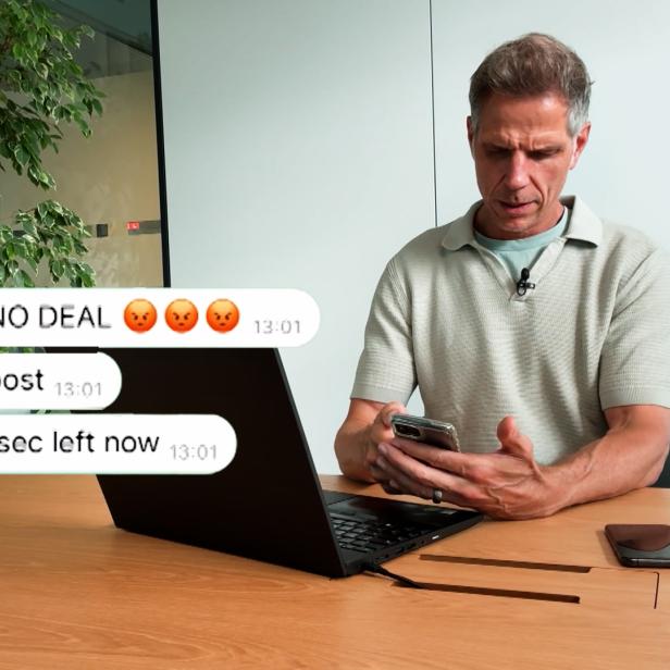 Mann am Tisch schaut angespannt aufs Smartphone, neben dem Laptop stehen Chatblasen mit Drohungen.