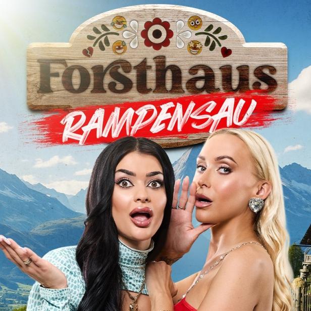 Zwei Frauen posieren vor dem Logo der Sendung „Forsthaus Rampensau“ vor einer alpinen Bergkulisse.