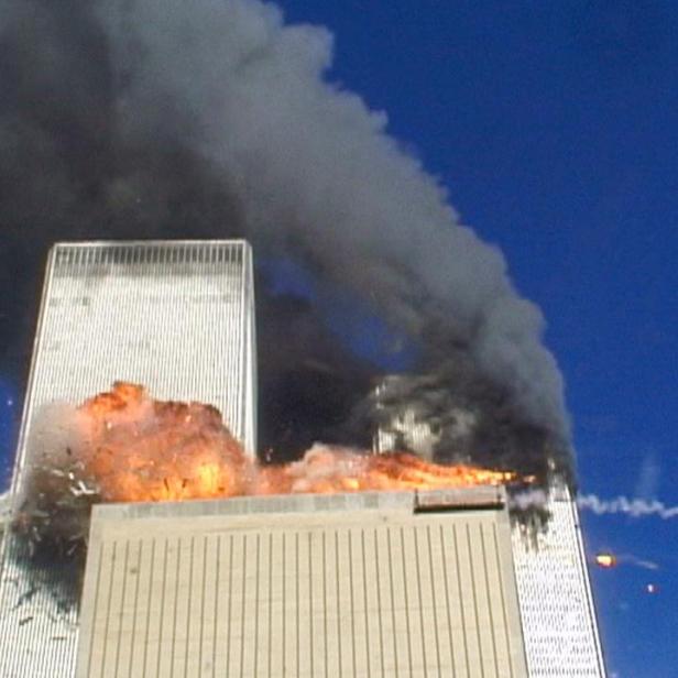Die brennenden Türme des World Trade Centers in New York nach den Terroranschlägen vom 11. September 2001.