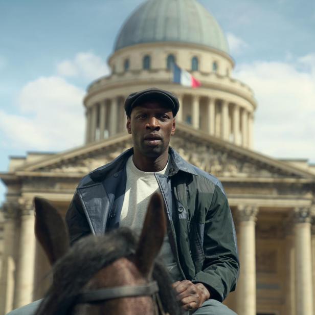 Omar Sy reitet als Lupin vor dem Panthéon in Paris.