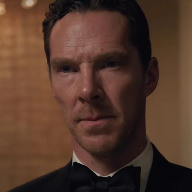 Benedict Cumberbatch blickt mit ernstem Gesichtsausdruck in einem schwarzen Smoking mit Fliege in die Kamera.