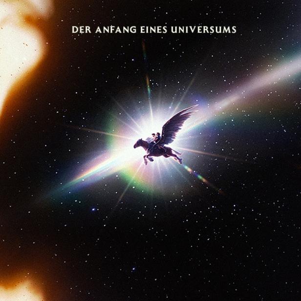 Ein geflügeltes Pferd fliegt durch das All, während am linken Rand das Profil eines Löwens und oben der Schriftzug „DER ANFANG EINES UNIVERSUMS“ zu sehen sind.