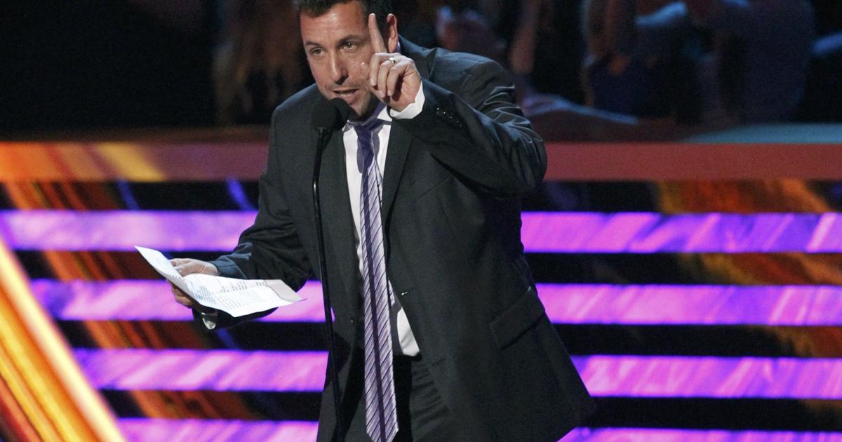 Schauspieler Adam Sandler spielt Basketball auf öffentlichem Court